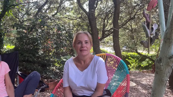 Bea sentada en el jardín del retiro